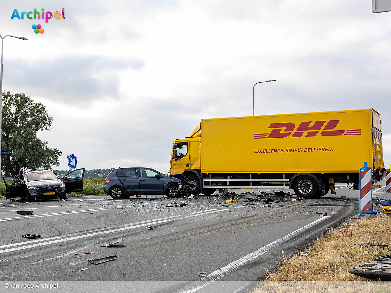 Foto behorende bij Twee gewonden bij ongeval met vrachtwagen en twee auto