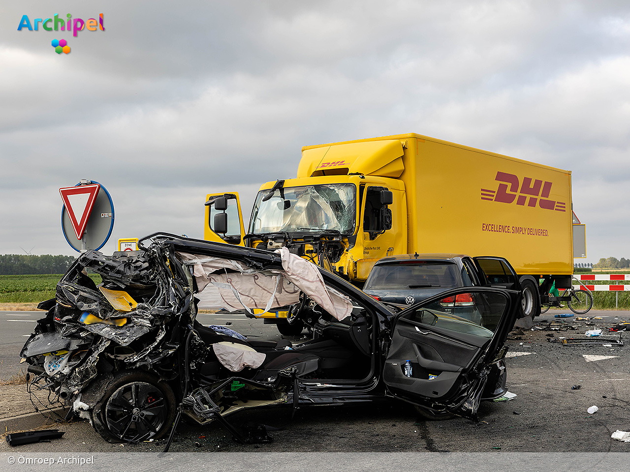 Foto behorende bij Twee gewonden bij ongeval met vrachtwagen en twee auto