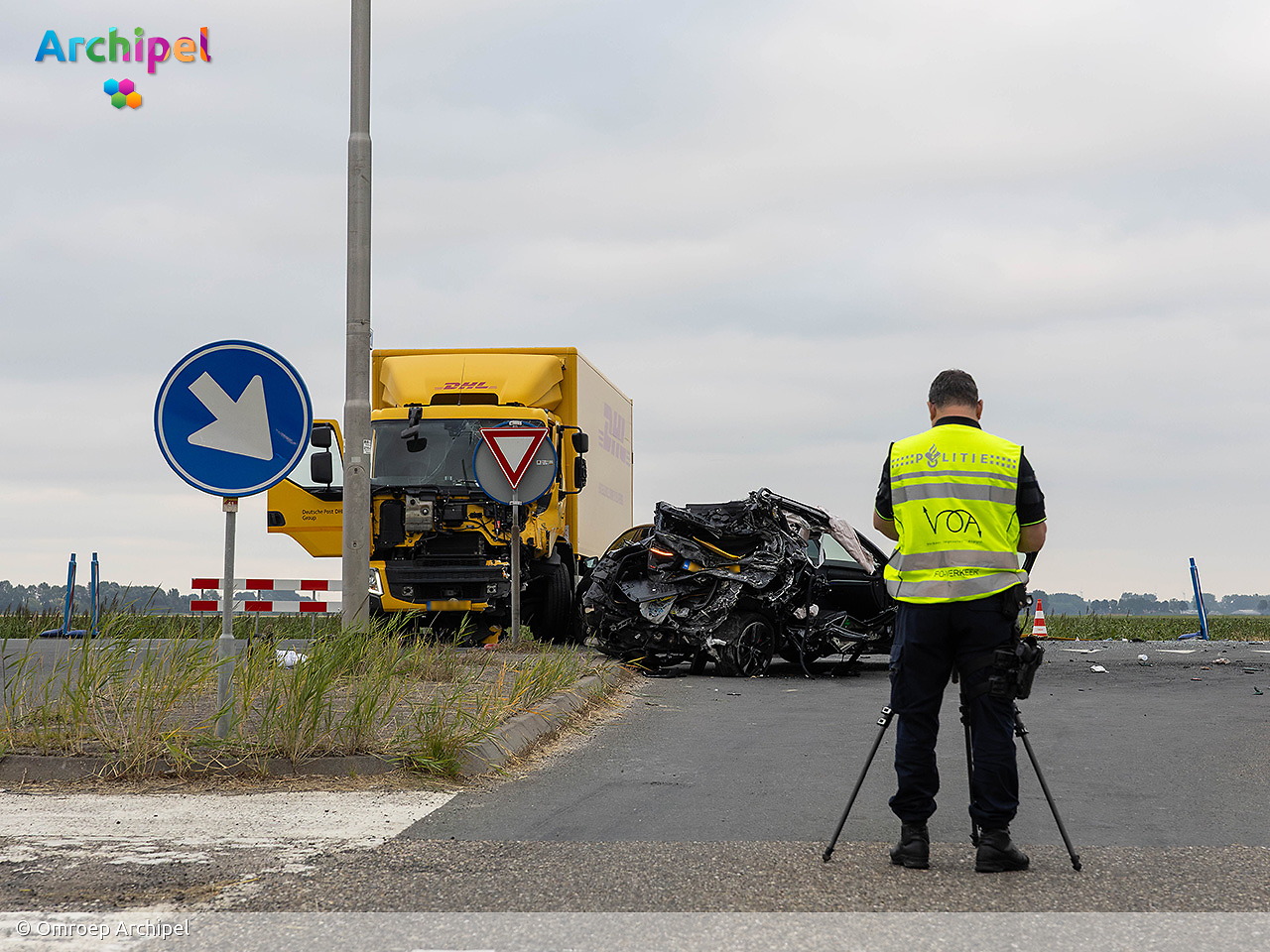 Foto behorende bij Twee gewonden bij ongeval met vrachtwagen en twee auto