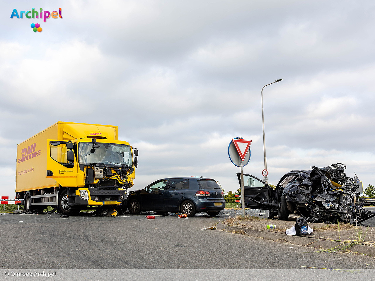 Foto behorende bij Twee gewonden bij ongeval met vrachtwagen en twee auto