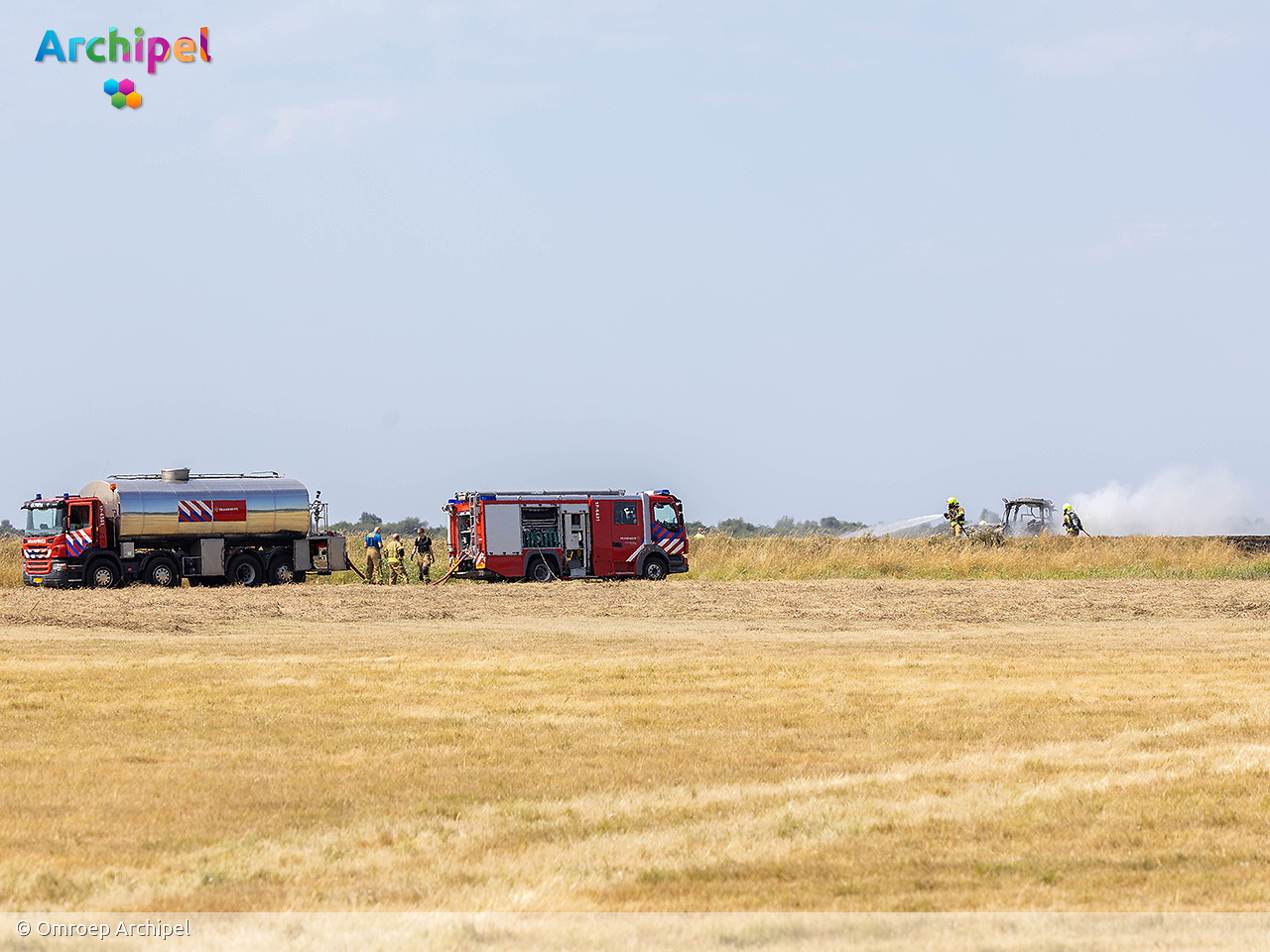 Foto behorende bij Tractor volledig uitgebrand bij Slikken van Flakkee
