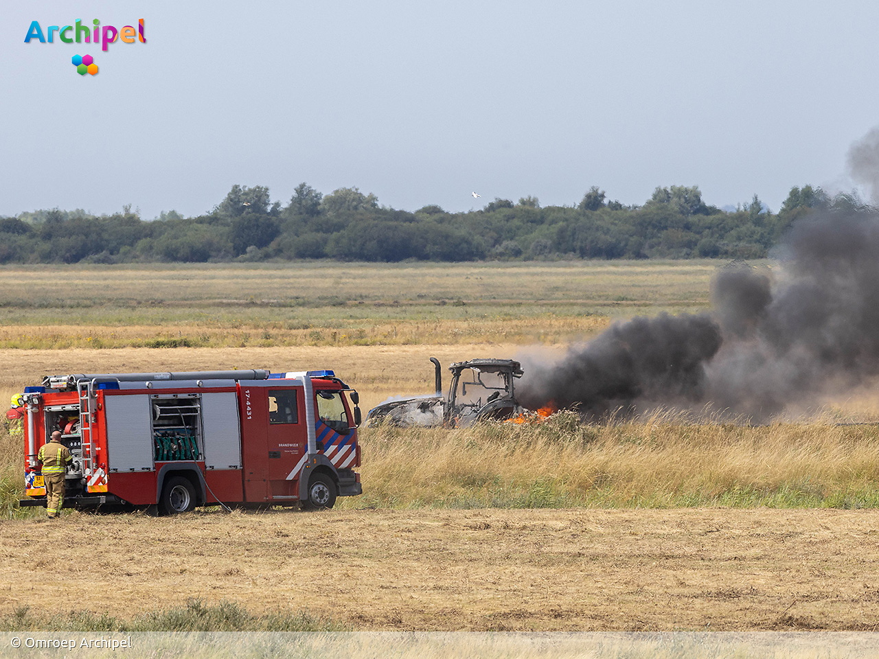 Foto behorende bij Tractor volledig uitgebrand bij Slikken van Flakkee