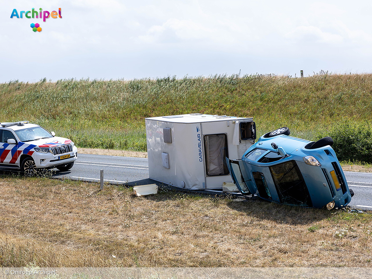 Foto behorende bij Auto met caravan gekanteld op N57 bij Ouddorp