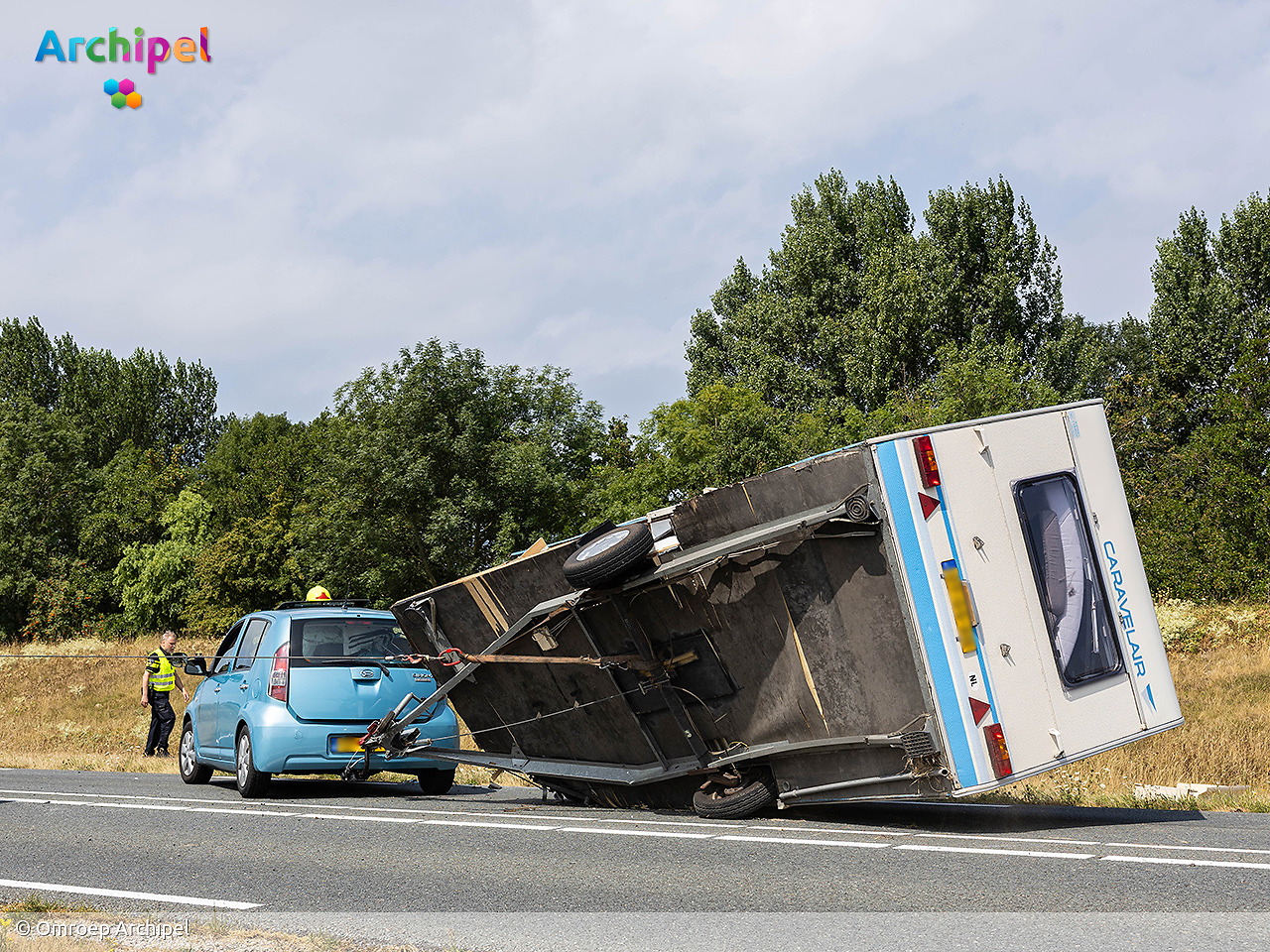 Foto behorende bij Auto met caravan gekanteld op N57 bij Ouddorp