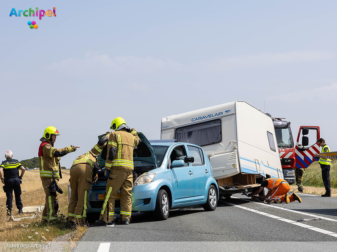 Foto behorende bij Auto met caravan gekanteld op N57 bij Ouddorp