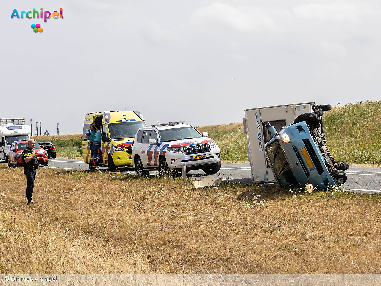 Foto behorende bij Auto met caravan gekanteld op N57 bij Ouddorp