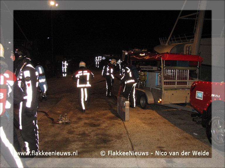 Foto behorende bij Brandweer oefent scheepsbrandbestrijding in Stellendam