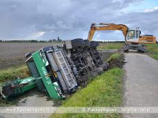 Foto behorende bij Telescoopkraan in de sloot bij Sommelsdijk Foto behorende bij Telescoopkraan in de sloot bij Sommelsdijk