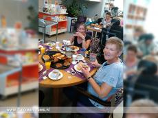 Foto behorende bij Bewoners Ebbe en Vloed verrast door Albert Heijn Oude-Tonge Foto behorende bij Bewoners Ebbe en Vloed verrast door Albert Heijn Oude-Tonge