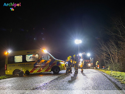 Foto behorende bij Auto raakt van weg, bestuurder en baby naar ziekenhuis