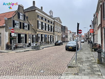 Eenzijdig parkeren Voorstraat in Dirksland van de baan