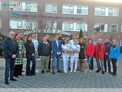 Politici verrassen zorgpersoneel met kruudplaetjes