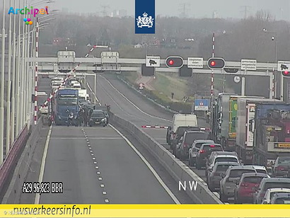 Files door aangereden slagboom Haringvlietbrug