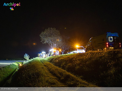Auto met vier inzittenden raakt van dijk en eindigt in sloot
