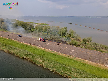 Meerdere brandweereenheden ingezet bij natuurbrand in buitengebied Dirksland