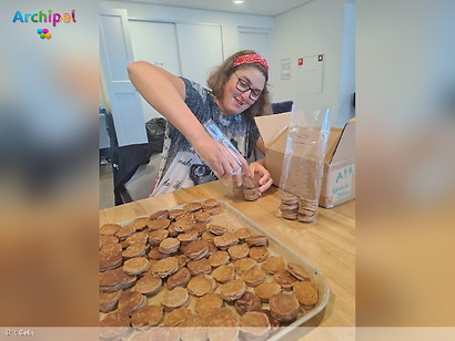 Foto behorende bij Cli&euml;nten dagbesteding in Oude-Tonge bakken kruukplaatjes voor uitje