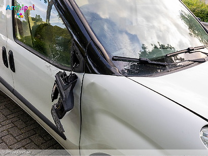 Foto behorende bij Fietsster gewond na aanrijding met bestelauto op N215