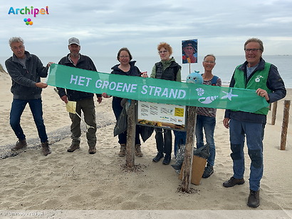 Onverwachte prijsuitreiking op het strand: vrijwilliger compleet verrast
