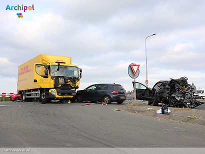 Foto behorende bij Twee gewonden bij ongeval met vrachtwagen en twee autos