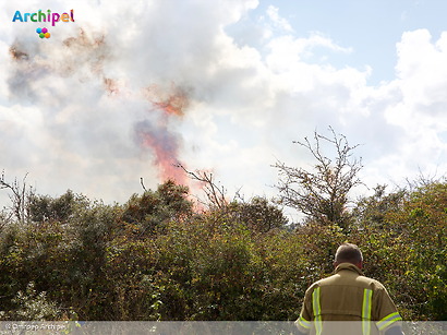 Foto behorende bij Natuurbrand Ouddorp opgeschaald naar GRIP 2, brandweerman gewond