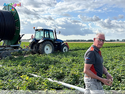 Terwijl Nederland snakt naar water, sproeit Eric 60.000 liter per uur over zijn akker